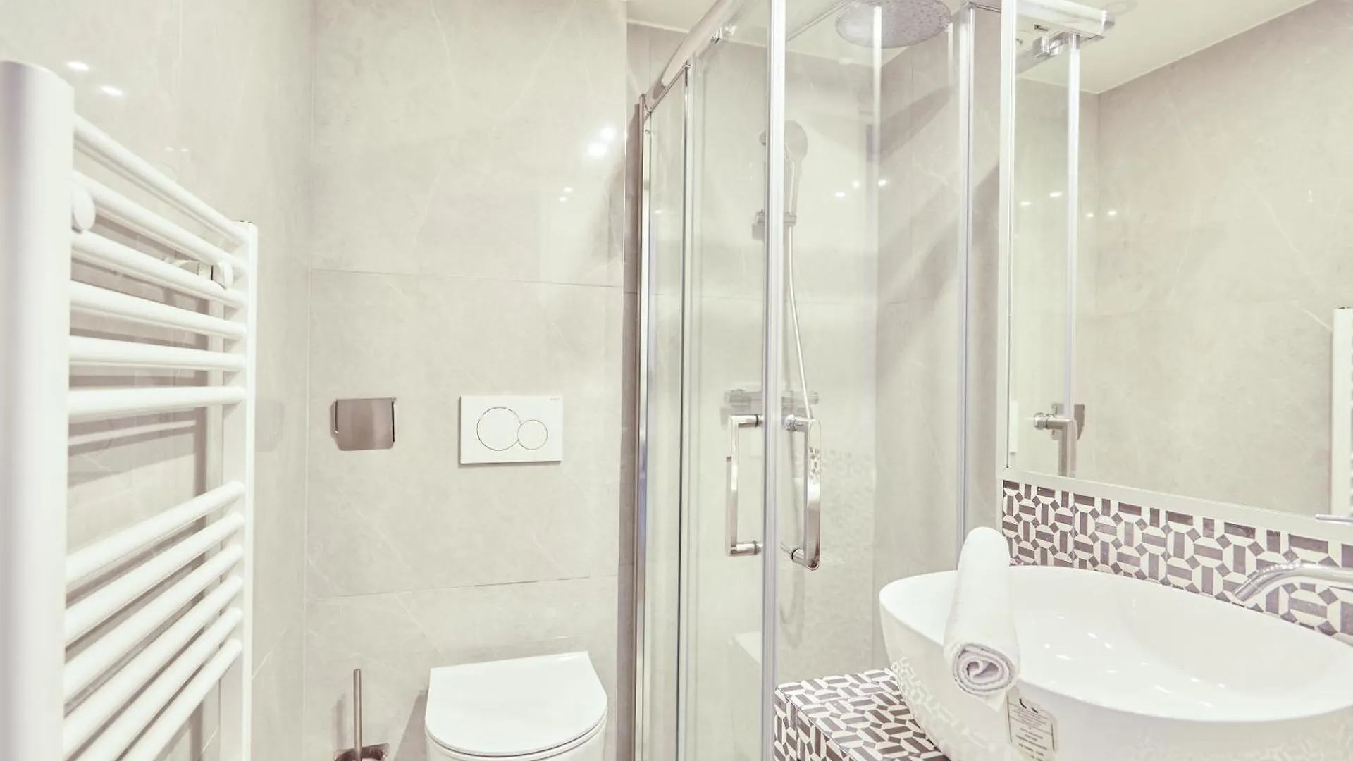 Center Of By Prestige Apartment *